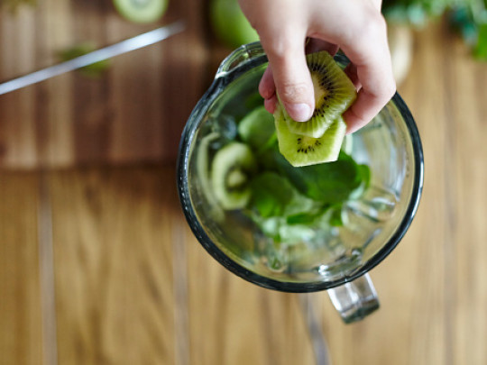 Cómo preparar un jugo verde para bajar de peso