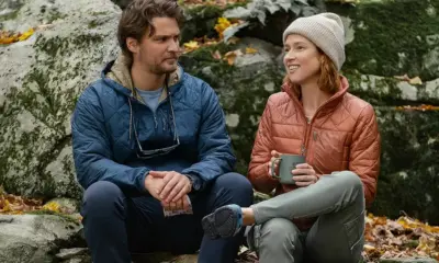 Promocional de "Felicidad para principiantes" con Ellie Kemper y Luke Grimes, la nueva comedia romántica de Netflix.