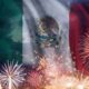 Bandera de México ondeando con un fondo de fuegos artificiales celebrando el Día de la Independencia.