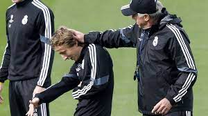 Luka Modric y Carlo Ancelotti en pleno diálogo en el campo de entrenamiento".