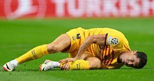 Lewandowski con la camiseta del Barcelona lamentándose de su lesión.