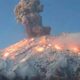 volcán Popocatépetl expulsando ceniza que afecta a la Ciudad de México.