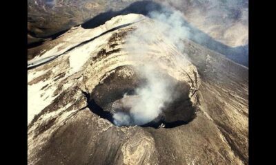 volcán Popocatépetl emitiendo exhalaciones, capturada durante el monitoreo de actividad volcánica.
