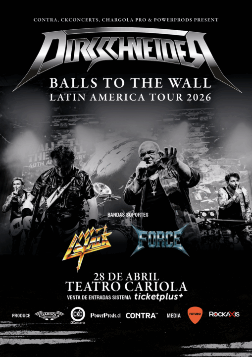 Udo Dirkschneider luciendo su icónico look militar de camuflaje en concierto