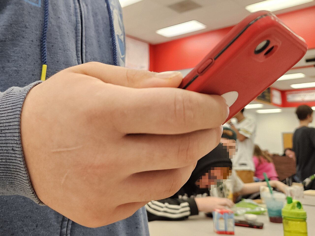 Adolescente usando smartphone / redes sociales