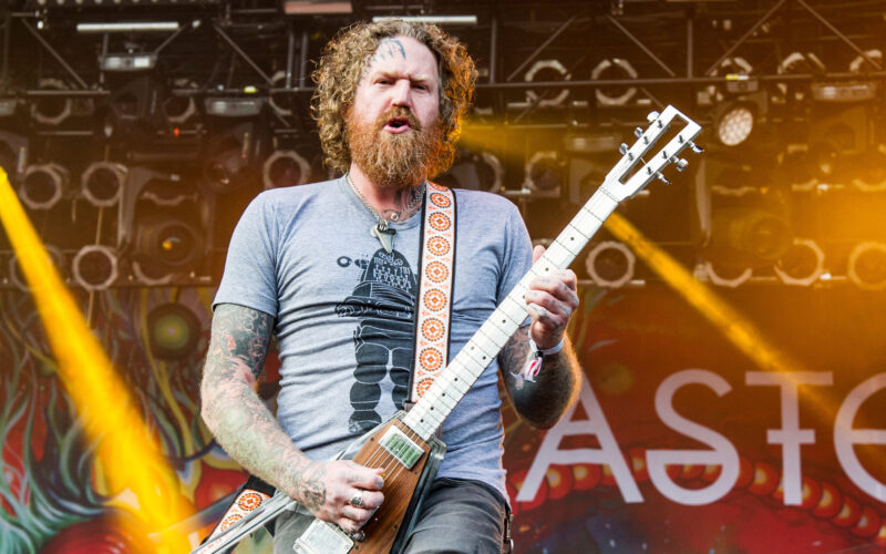 Ya puedes escuchar uno de los solos de guitarra más recientes de Brent Hinds