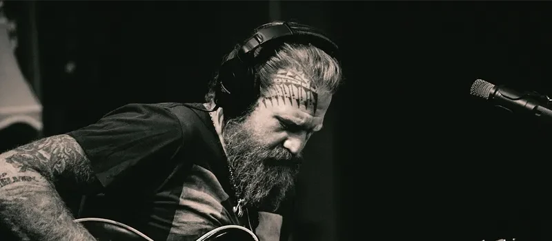 El último solo de guitarra de Brent Hinds se escucha en “Red Door” de Marcus King