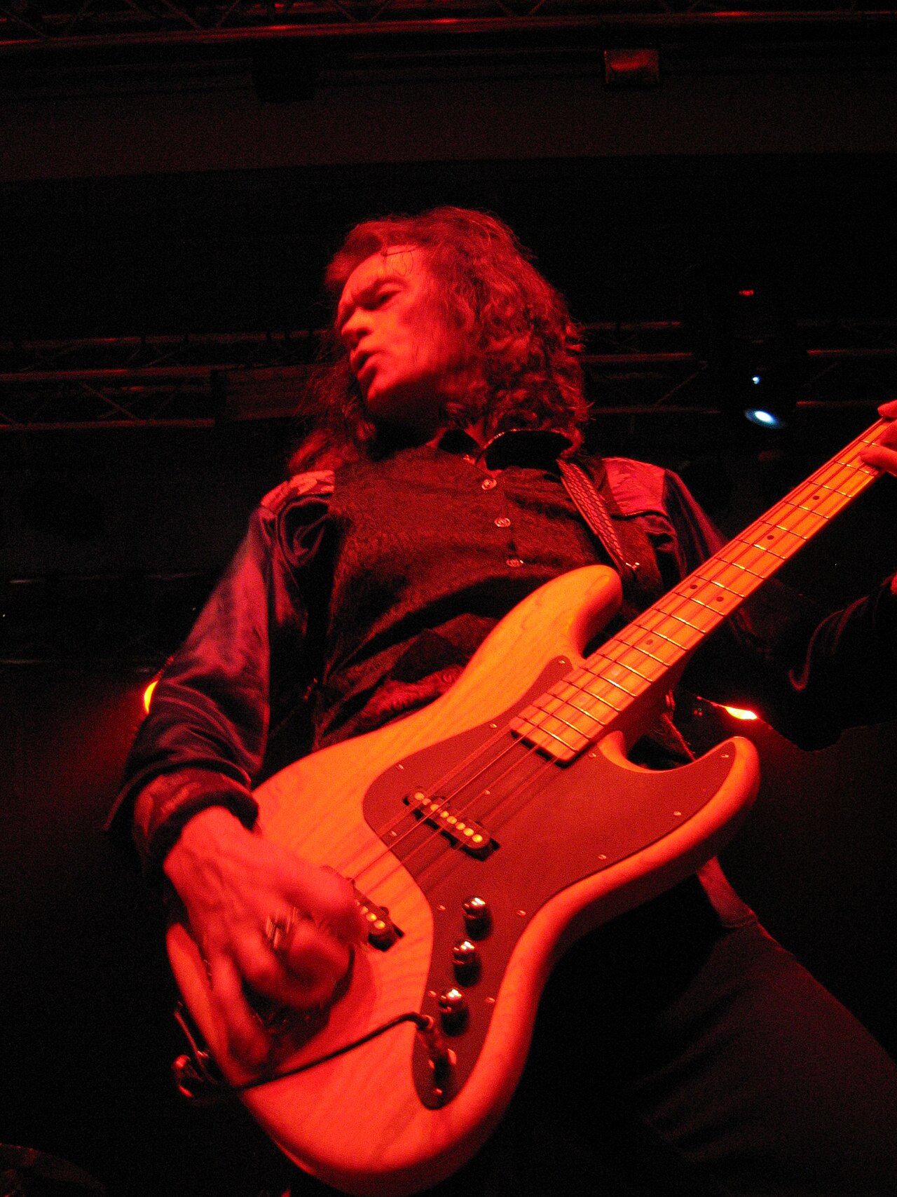 Glenn Hughes cantando y tocando el bajo en vivo sobre el escenario