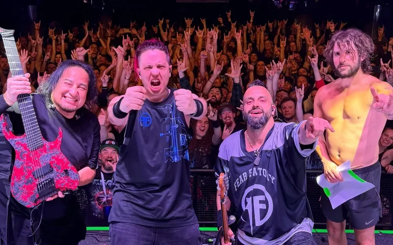 Dino Cazares de Fear Factory lamenta la muerte de un fan tras concierto en Sídney