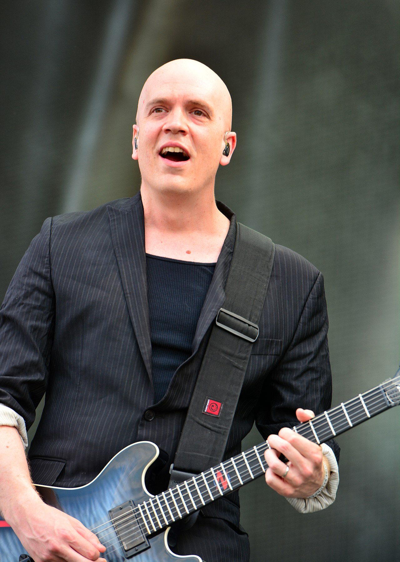 Devin Townsend tocando la guitarra en vivo