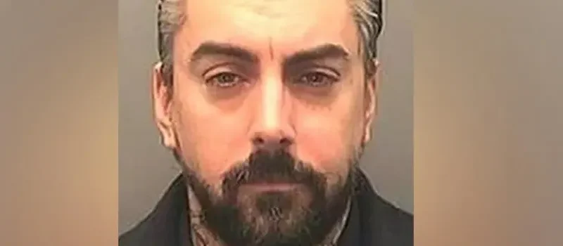 Juicio por asesinato contra exvocalista de Lostprophets termina sin veredicto; se reanudará en 2027