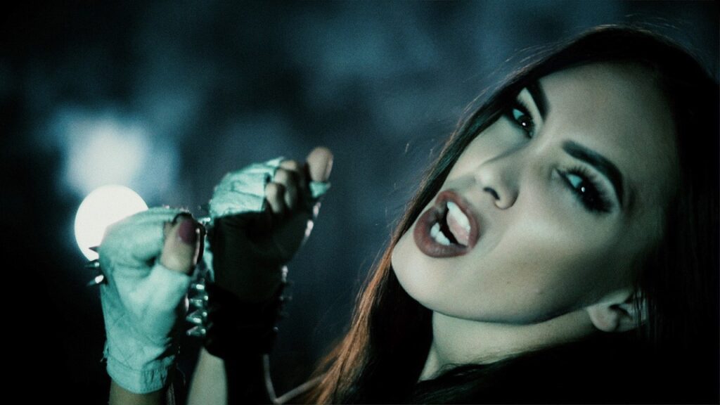 Leatherwitch, el nuevo proyecto de Marta Gabriel, fusiona heavy metal y Dungeons & Dragons en «Heroes And The Dice»