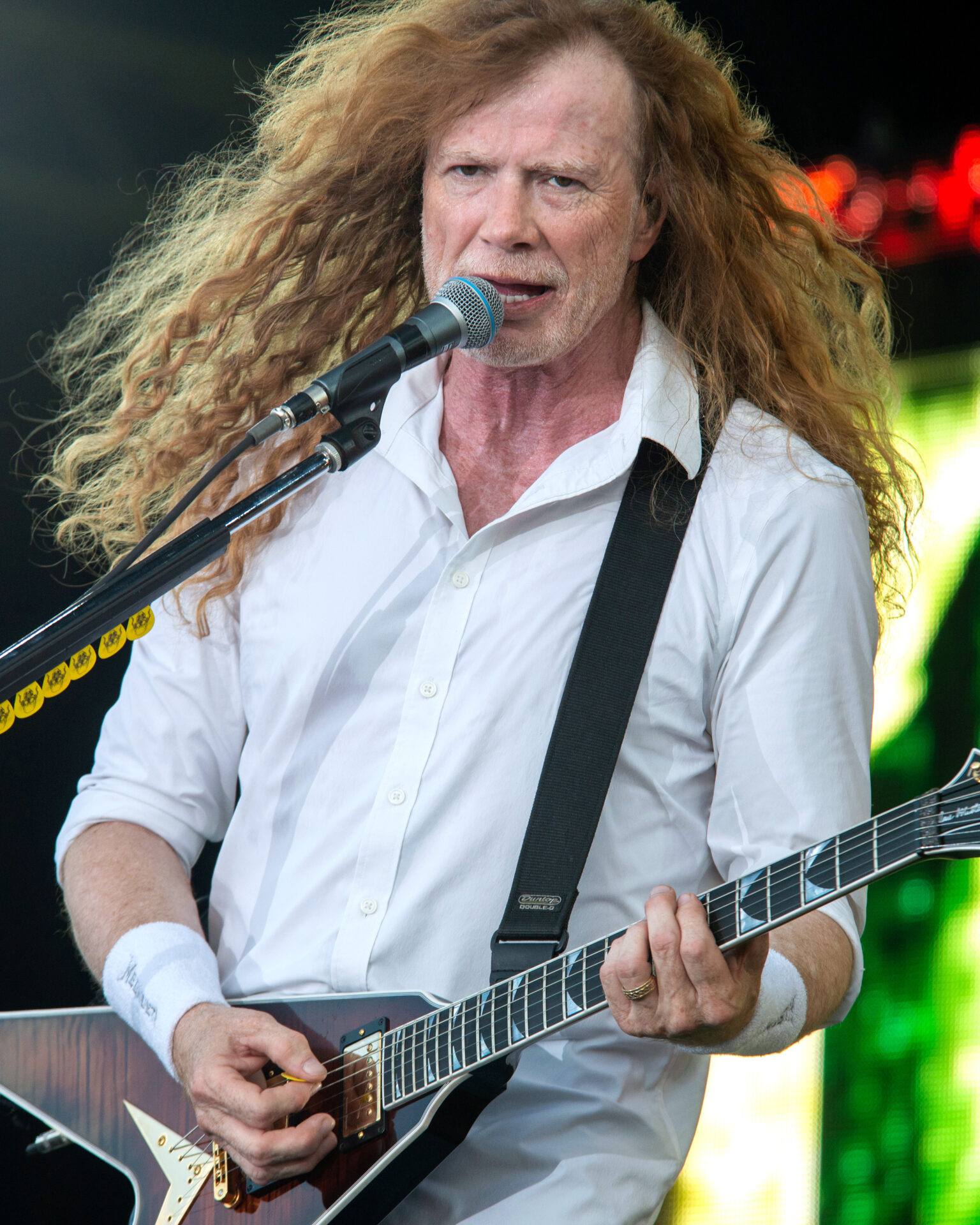 Dave Mustaine lider de Megadeth tocando guitarra en vivo en Hellfest 2022 con luces rojas