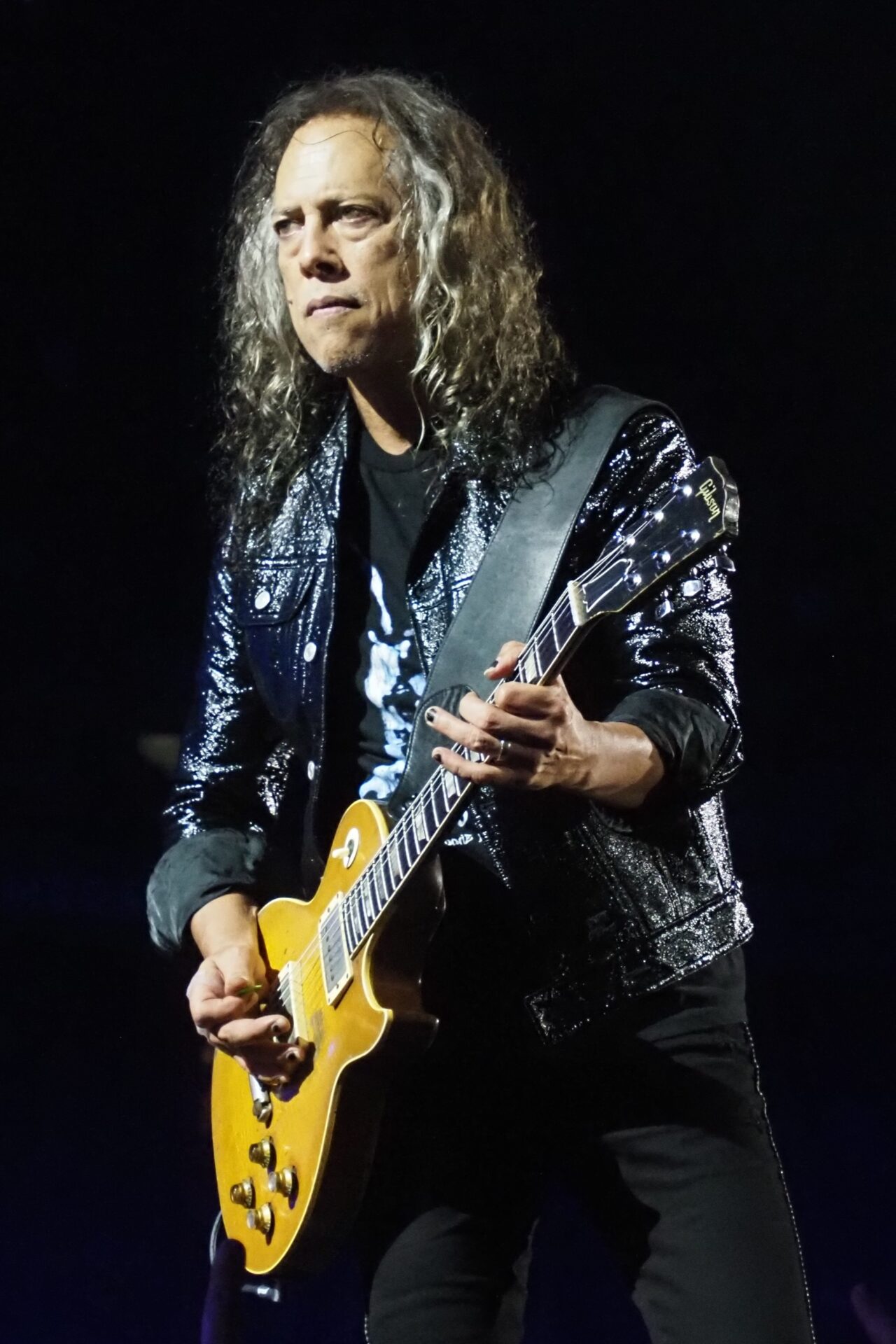 Kirk Hammett guitarrista lider de Metallica ejecutando un solo en el Marvel Stadium 2025