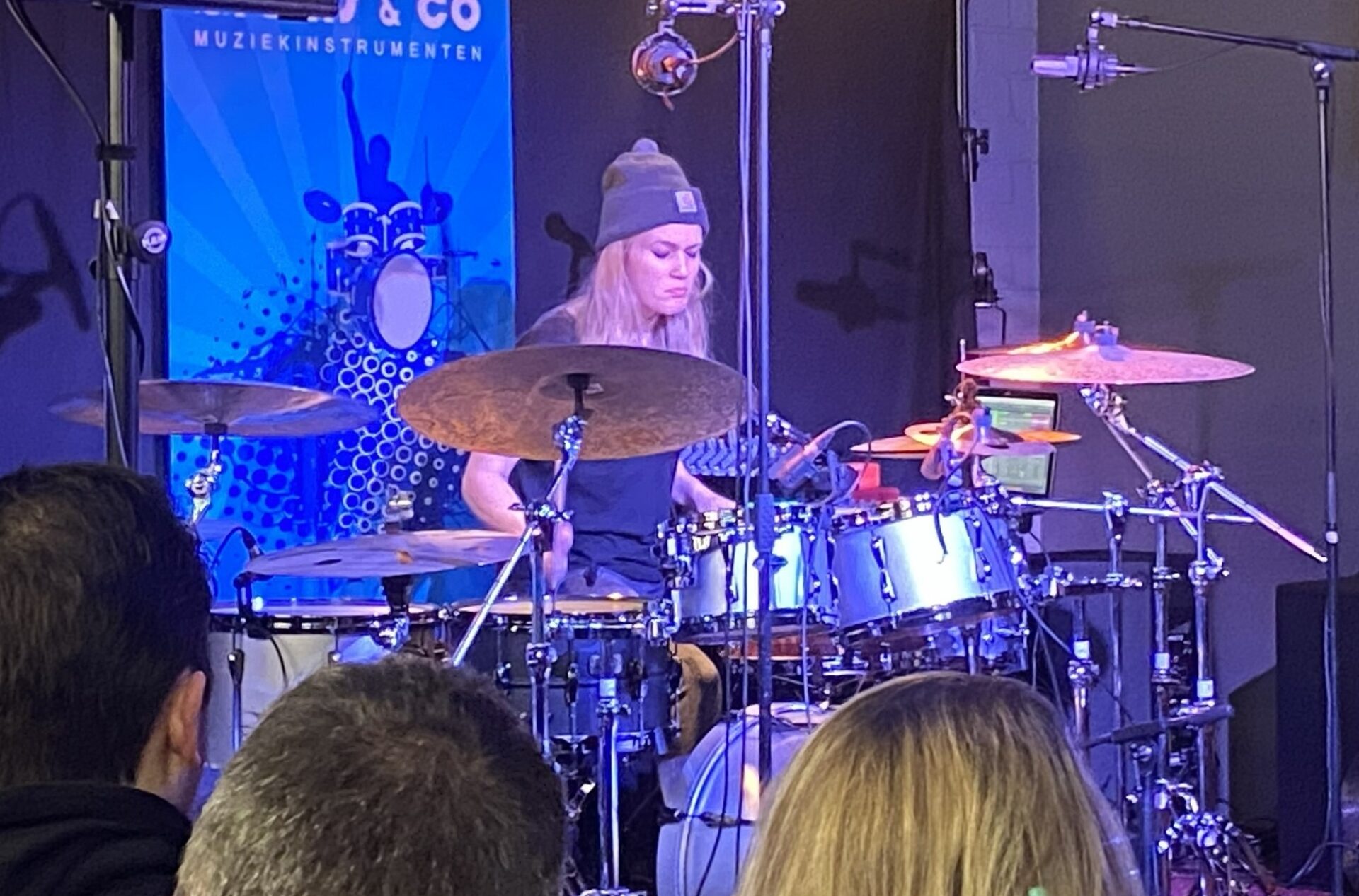 Anika Nilles baterista alemana virtuosa durante una clinica de bateria con sus baquetas en accion