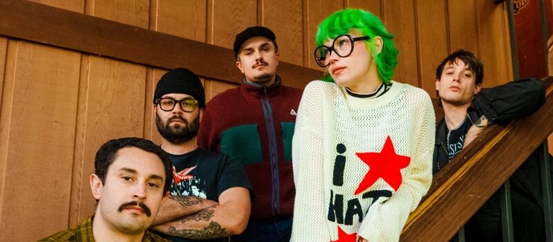 Scowl sorprende con un potente remix de Whip It, el clásico ochentero de Devo