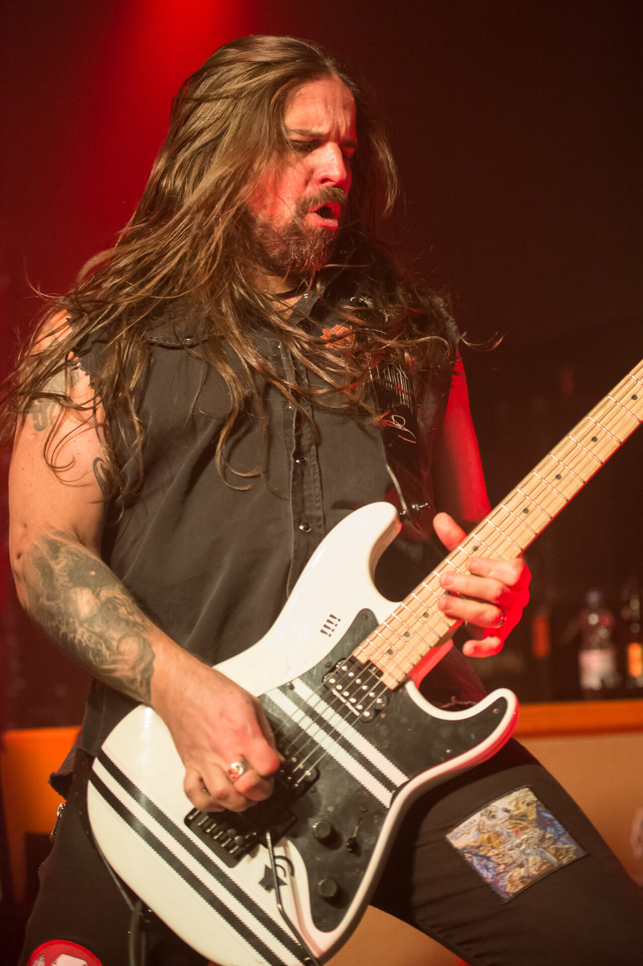 Andreas Kisser guitarrista historico de Sepultura ejecutando un riff durante un concierto en 2018