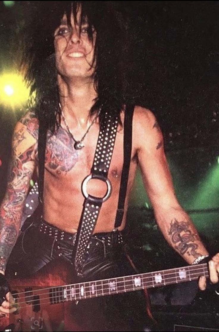 Shout at the Devil (Mötley Crüe): letra en español, traducción y significado