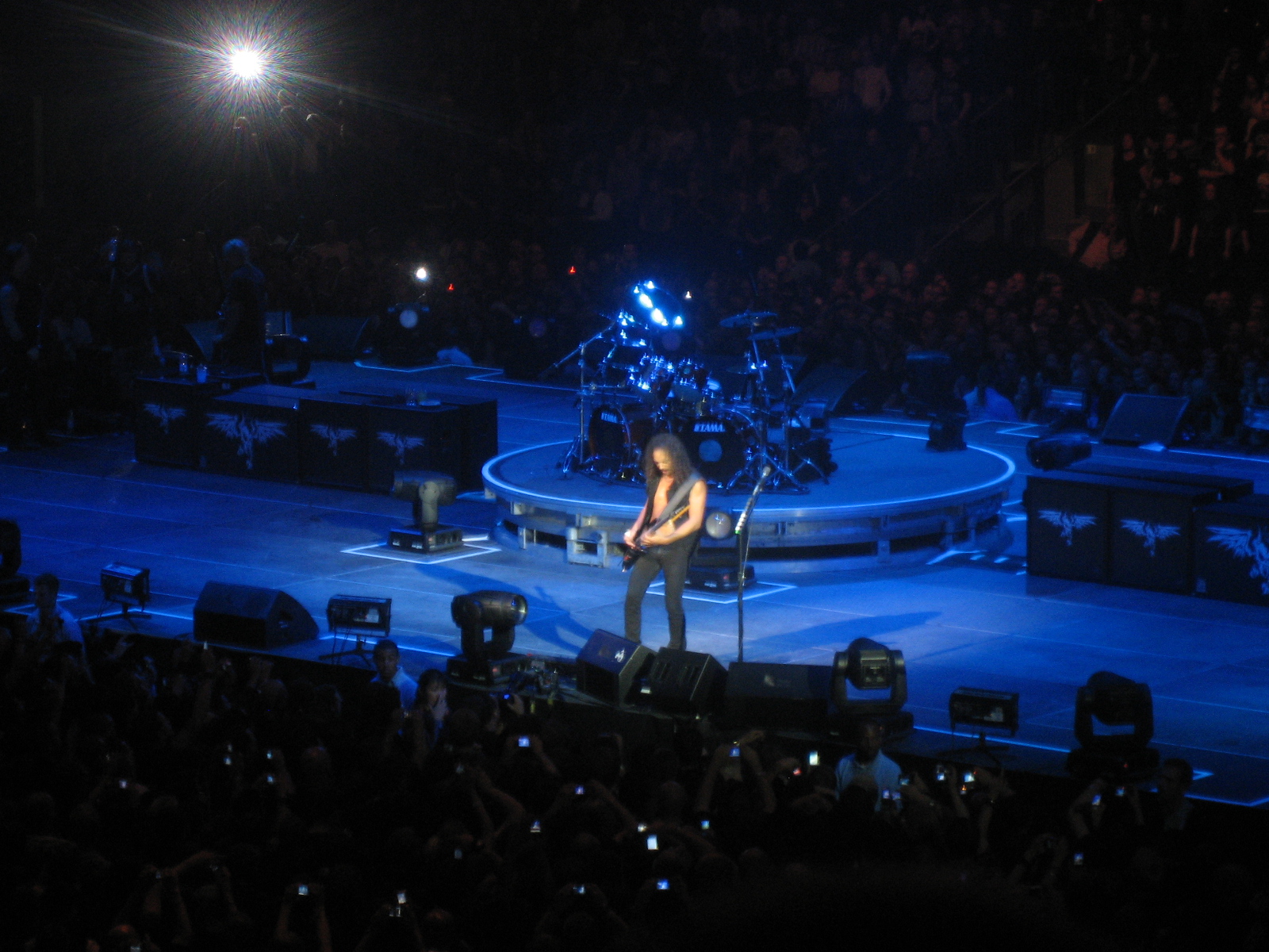 Kirk Hammett de Metallica sufre caída en concierto de Dublín