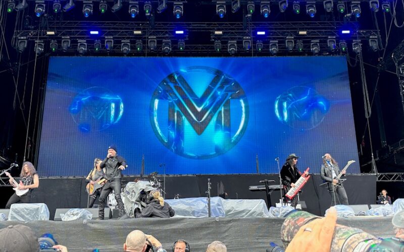 Bruce Dickinson sorprende al llegar en un tanque militar al Sweden Rock Festival