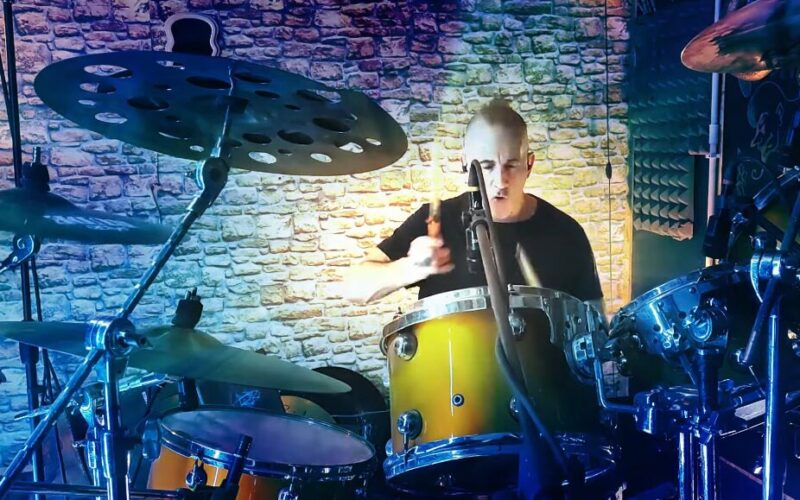 John Macaluso celebra 25 años de Burn The Sun de Ark con playthrough de Missing You
