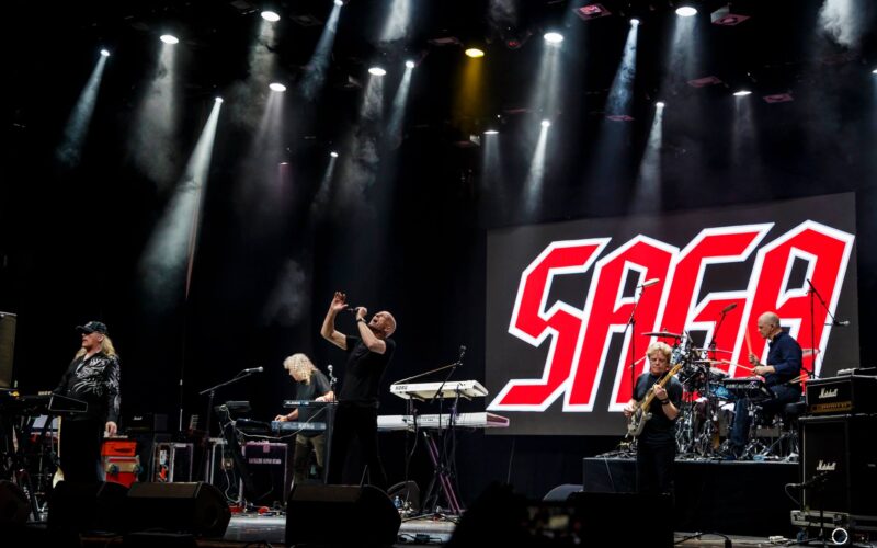 SAGA regresa a los escenarios en 2026 con un emotivo show y el retorno de Michael Sadler