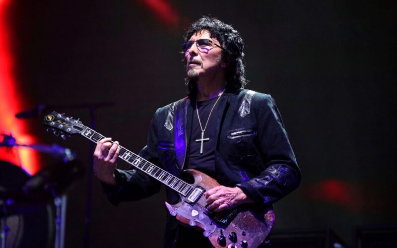 Tony Iommi es nombrado Miembro de la Orden del Imperio Británico por el rey Carlos III