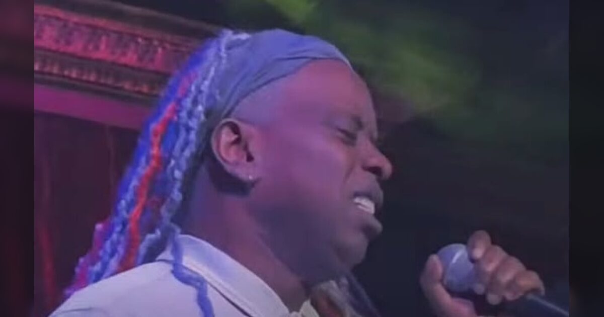 Corey Glover de Living Colour y Steve Brown de Trixter rinden tributo a Bon Scott en su cumpleaños 80 en Nueva York