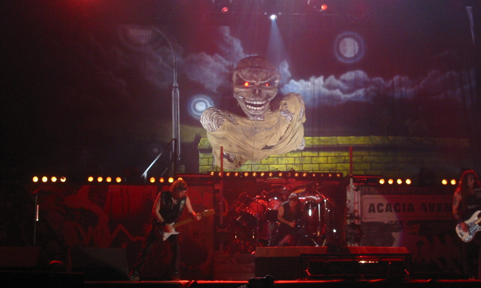 Bruce Dickinson de Iron Maiden lanza ingenioso comentario sobre Donald Trump en Toronto