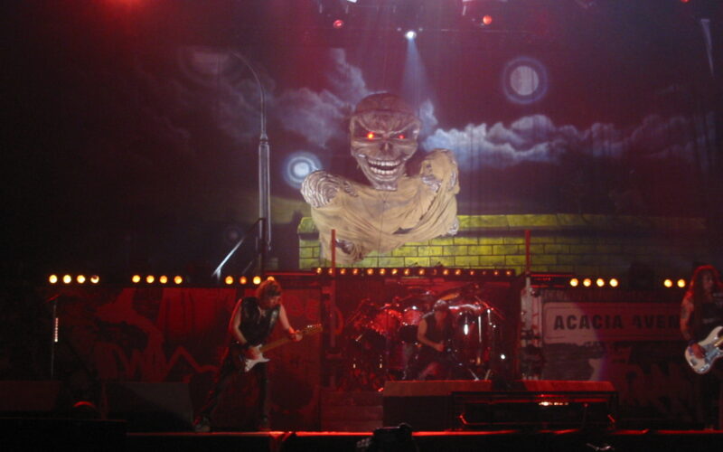 Bruce Dickinson de Iron Maiden lanza ingenioso comentario sobre Donald Trump en Toronto