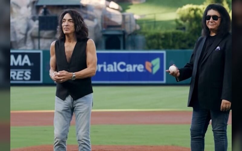 Gene Simmons y Paul Stanley de KISS lanzan primer pitcheo en Angel Stadium