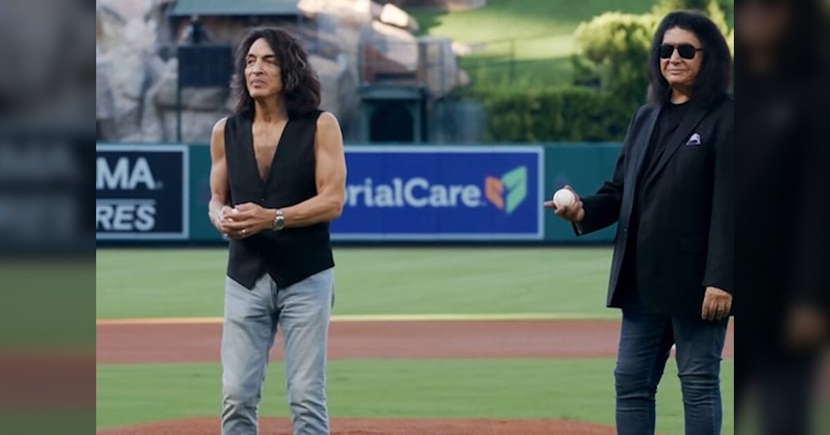 Gene Simmons y Paul Stanley de KISS lanzan primer pitcheo en Angel Stadium
