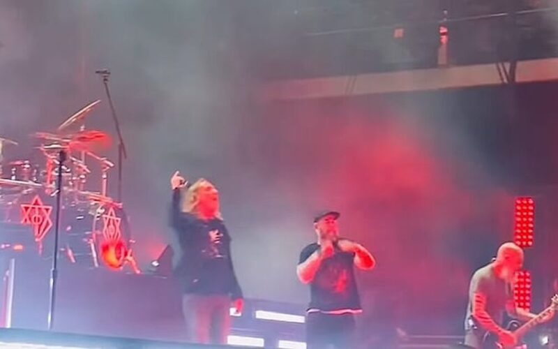 In Flames Deslumbra en Göteborg Brinner con Estrellas Invitadas