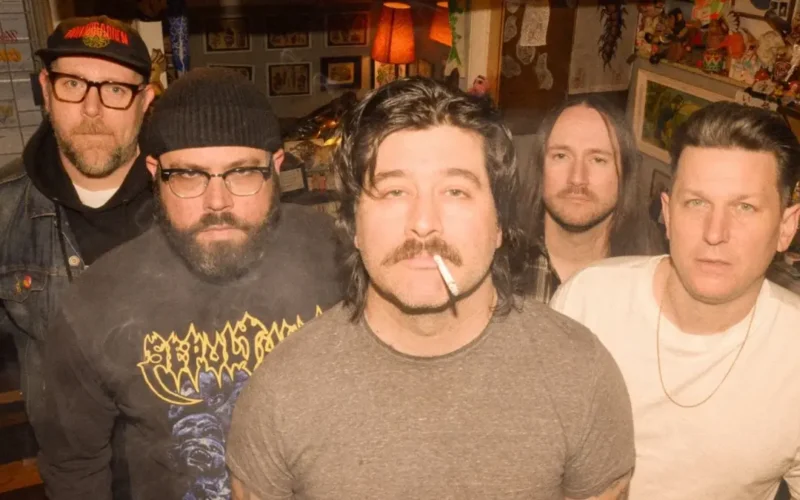 Dead Tired estrena video musical para ‘The Pull’ con Chris Cresswell