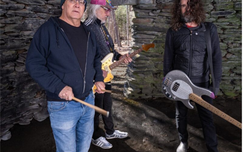 dinosaur jr. lanza su decimotercer álbum de estudio titulado there near