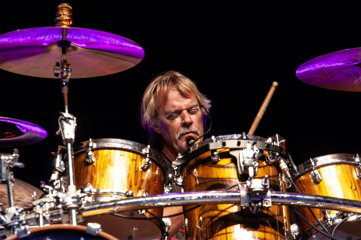 Frank Beard, baterista de ZZ Top, tocando la batería en concierto