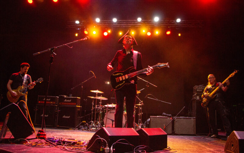 Paul Gilbert: Cátedra de seis cuerdas en el Cariola