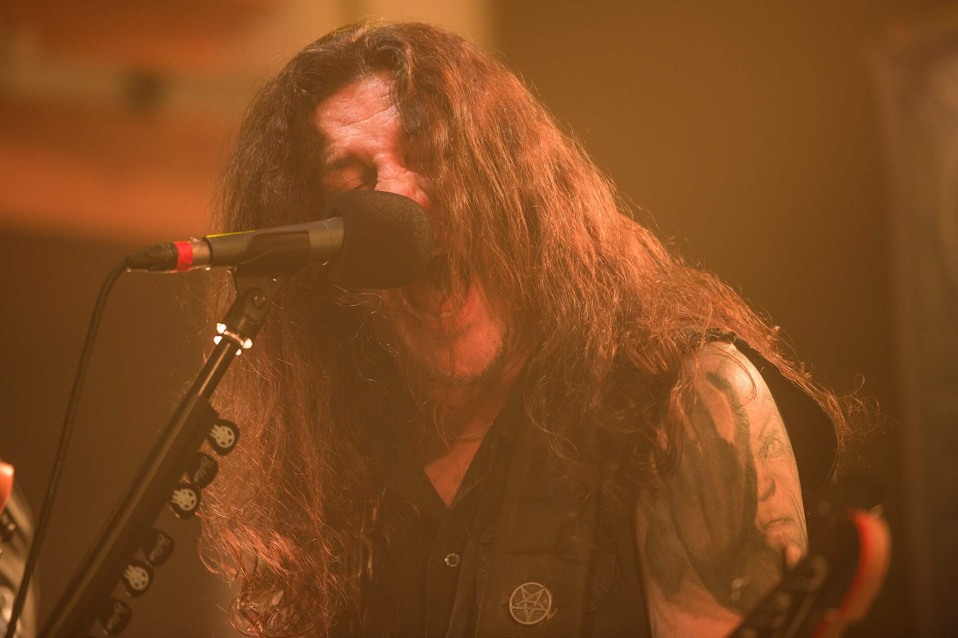 Frank Bello, bajista de Anthrax, en concierto, habla del sonido oscuro de Cursum Perficio