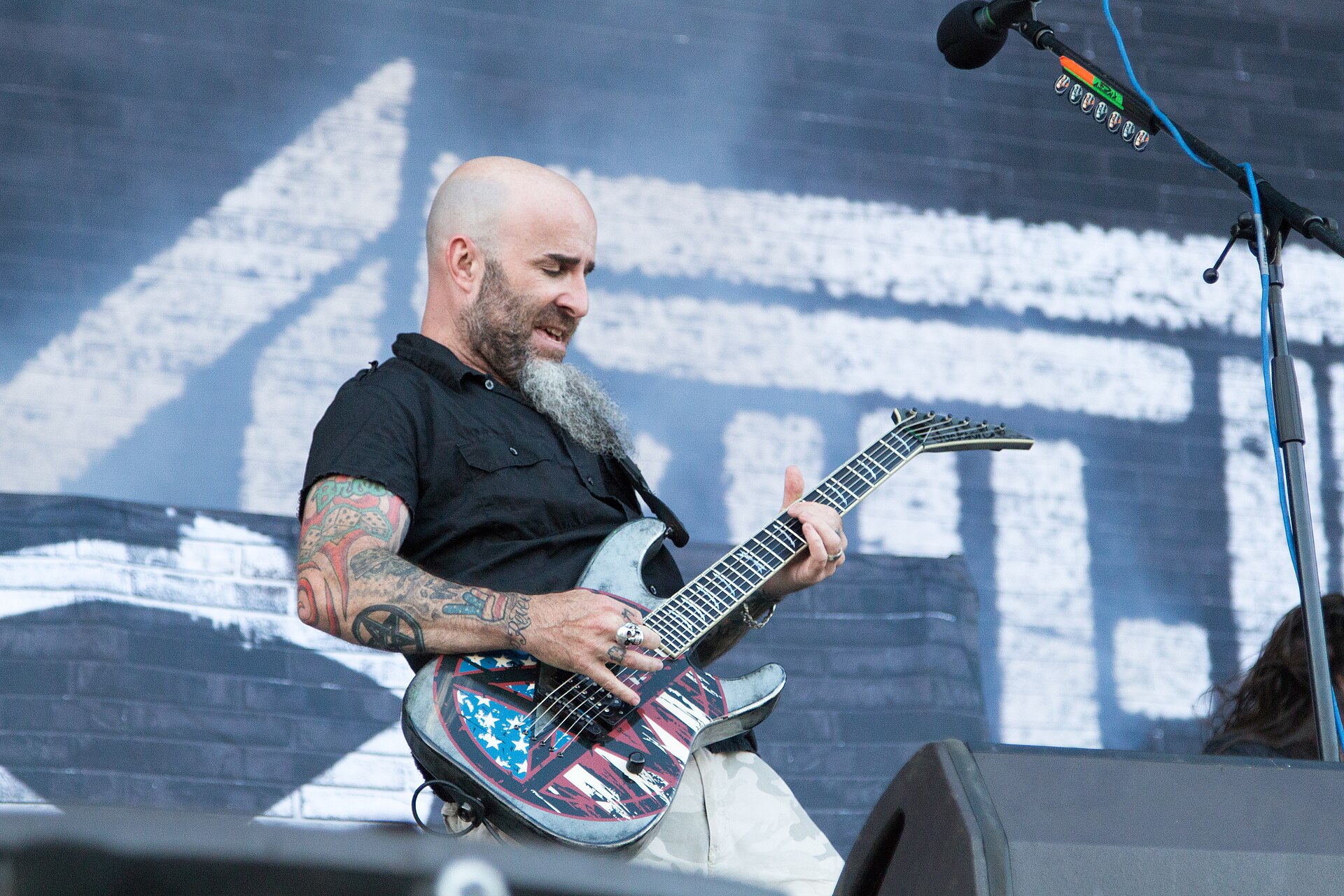 Scott Ian de Anthrax en concierto, quien descarta el retiro de Anthrax tras Cursum Perficio