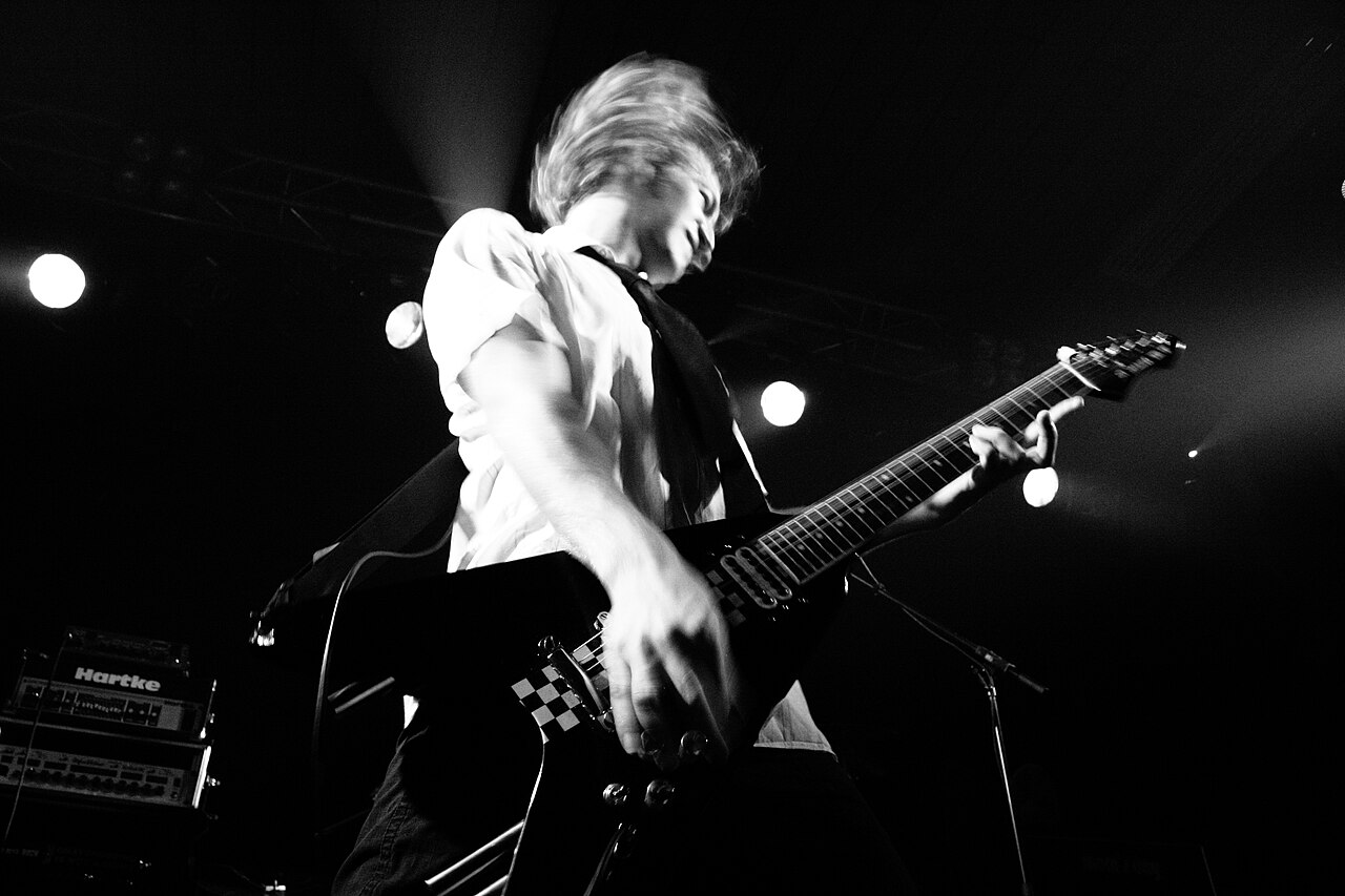 Guitarrista tocando en vivo durante un concierto de rock