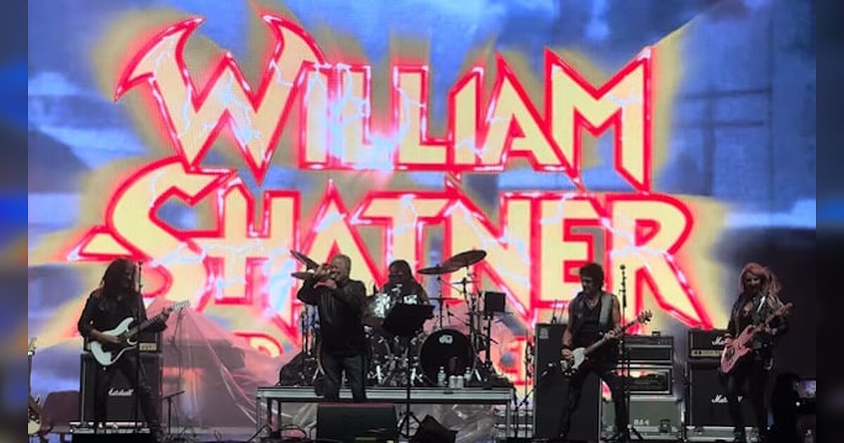 William Shatner impacta en Riot Fest con su banda de metal The *uckers