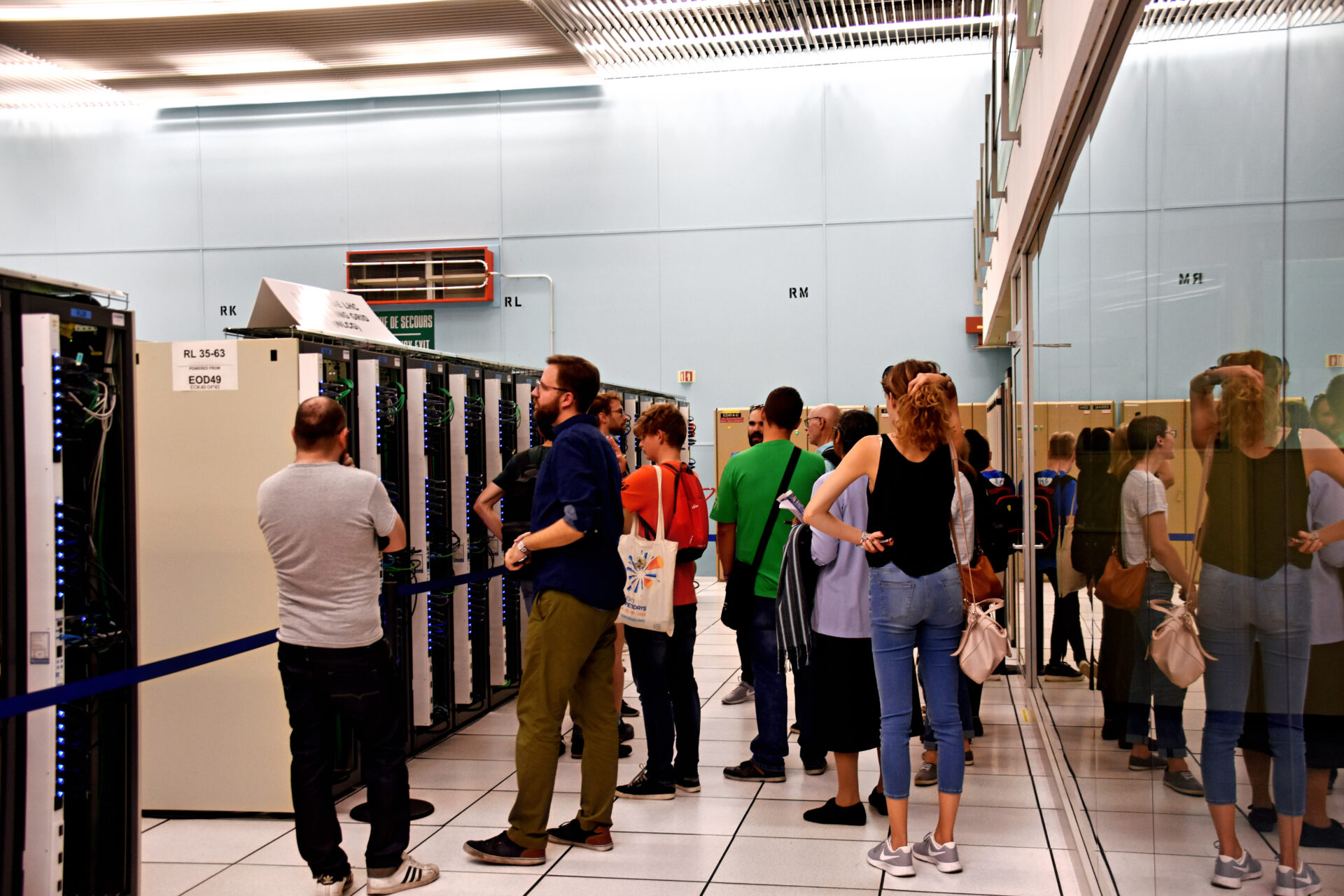 Centro de datos con racks de servidores, la infraestructura técnica detrás de una plataforma de iGaming llave en mano
