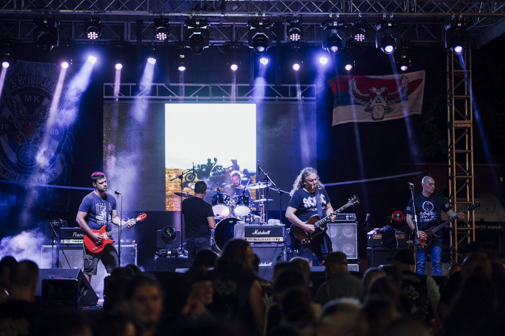 Concierto de rock con luces de escenario, imagen ilustrativa