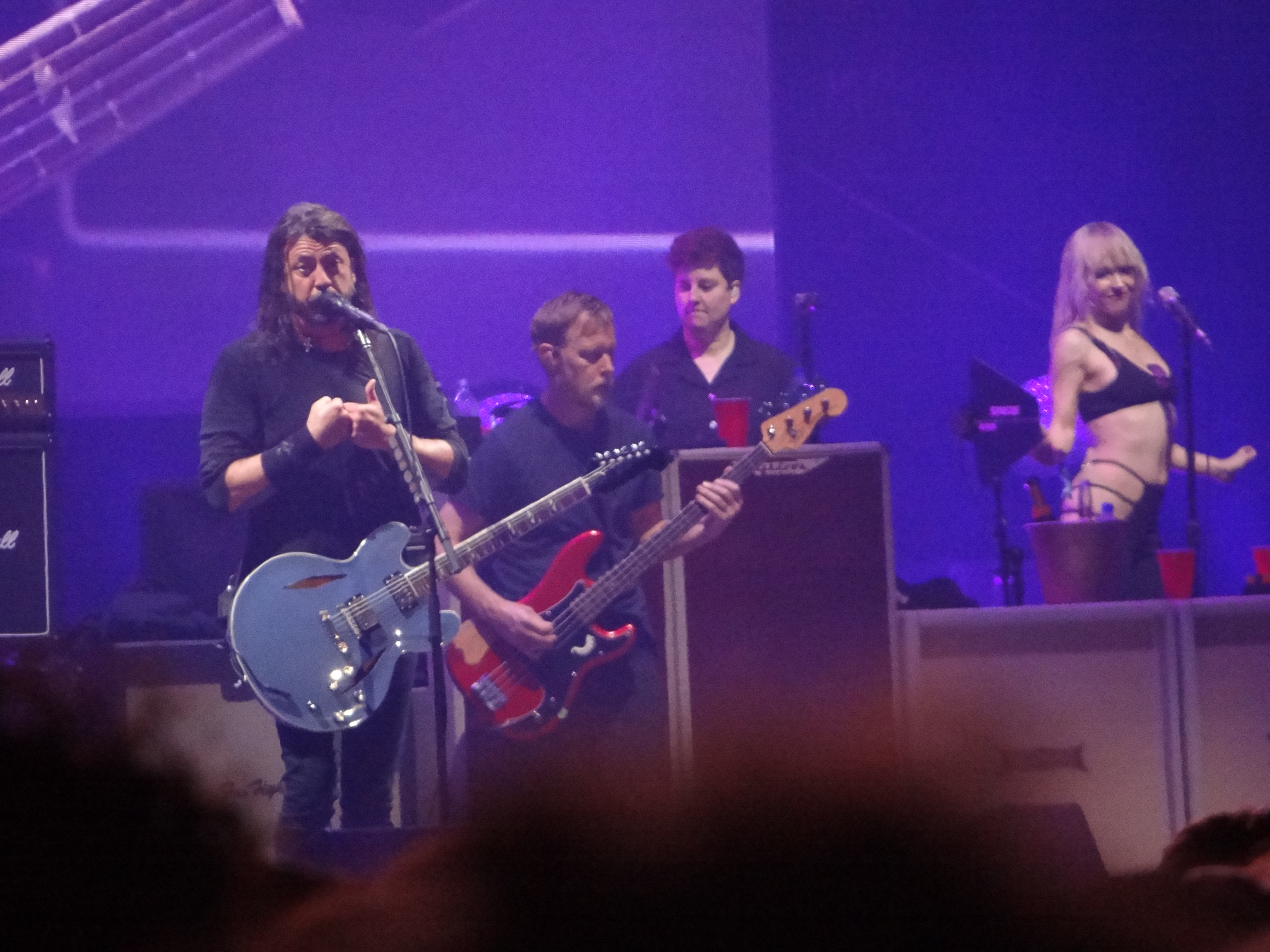 Dave Grohl y Pat Smear, ex Nirvana, hoy en Foo Fighters, en un show en vivo