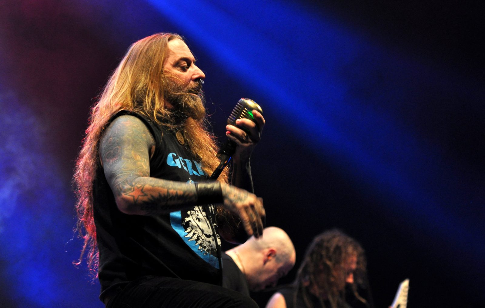 Dez Fafara, vocalista de DevilDriver, en vivo sobre el escenario