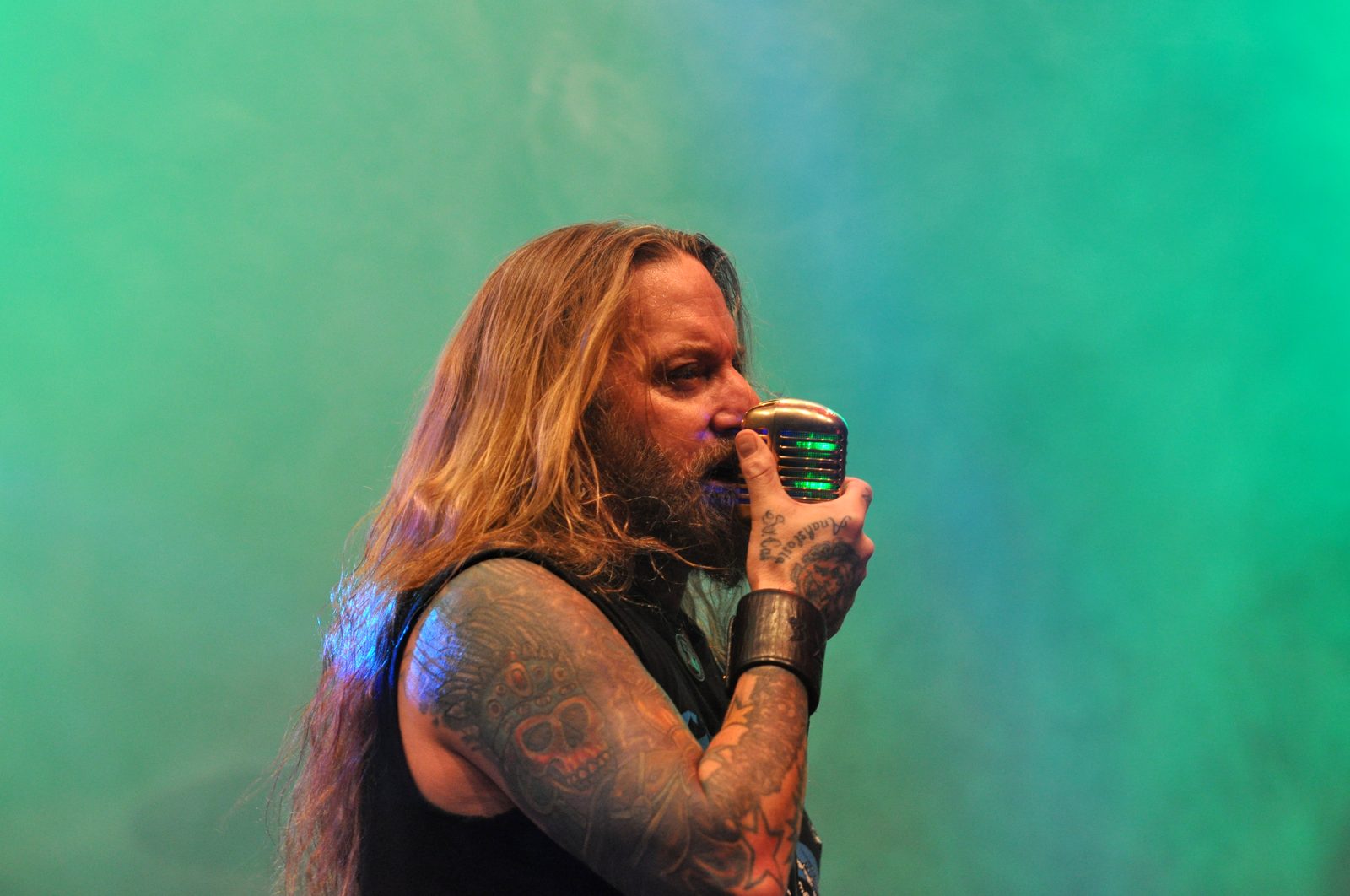 Dez Fafara de DevilDriver cantando en un concierto