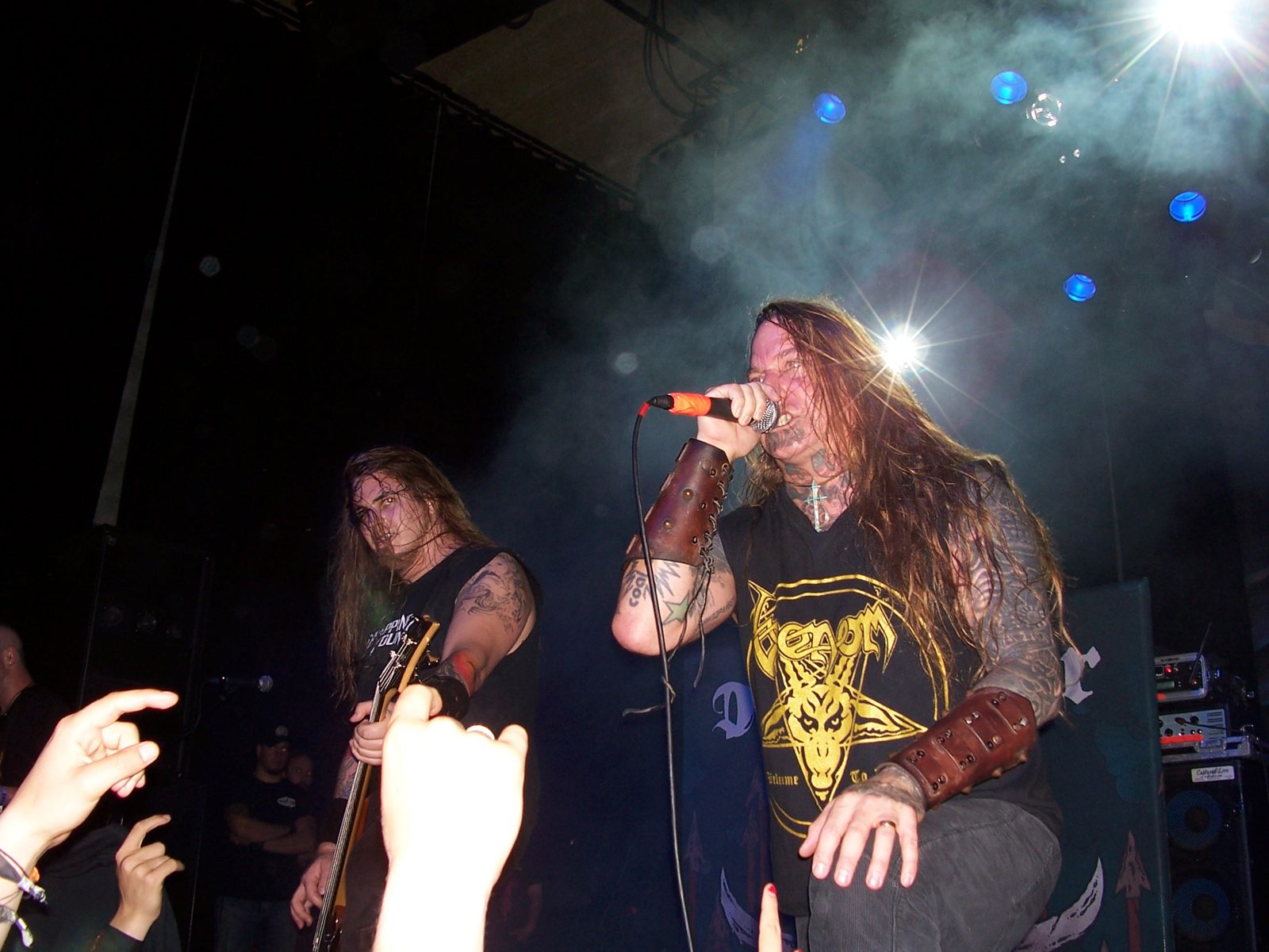 La banda DevilDriver en vivo en el escenario