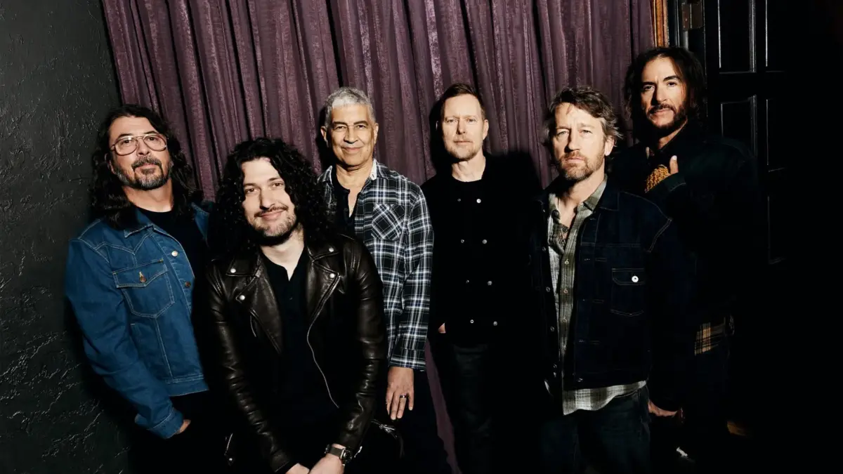 Foo Fighters lanza "Unconditional" en estudio