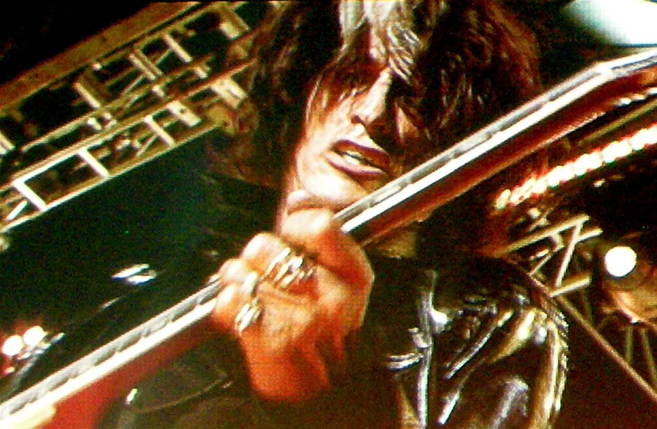 Joe Perry, guitarrista de Aerosmith y Hollywood Vampires, tocando en vivo