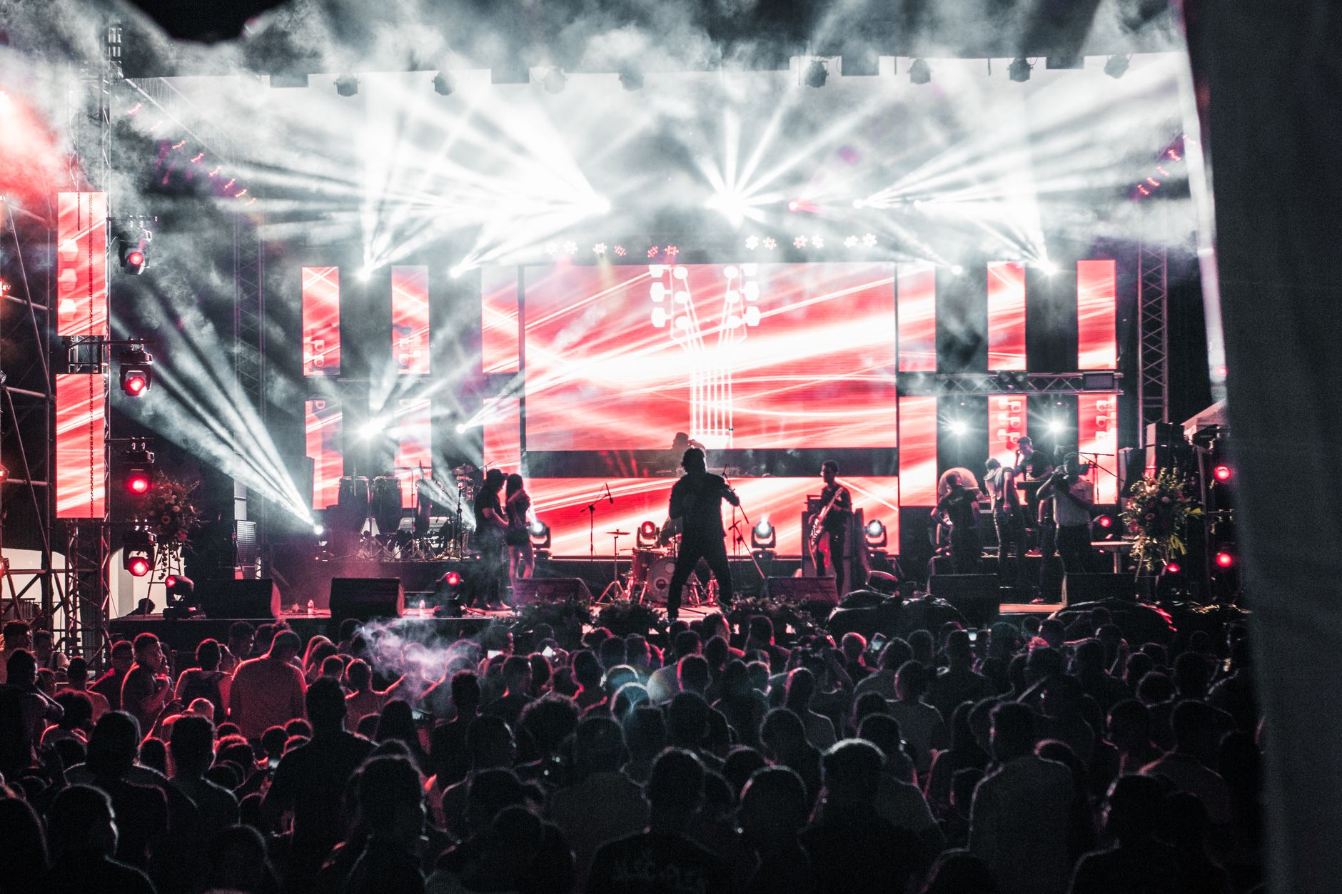 Banda de metal tocando en vivo sobre el escenario